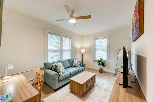 Serene Hamilton ELM 13MI to Time Square Laundry Easy Parking in 提內克