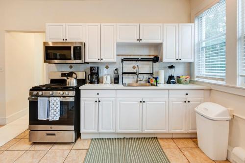 Serene Hamilton ELM 13MI to Time Square Laundry Easy Parking in 提內克