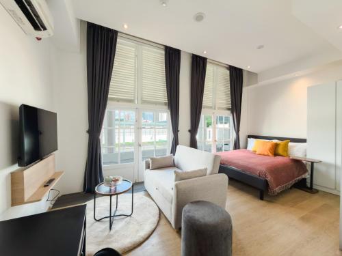 1 queen bed, 1 sofa bed