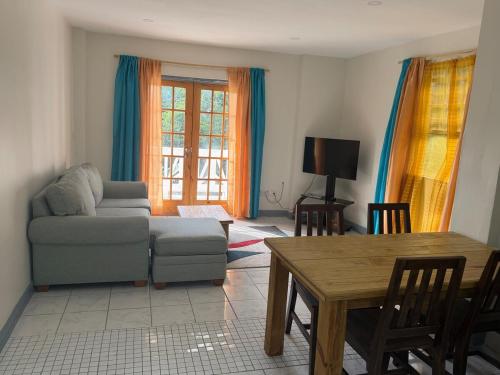 Зручності, Peaceful 2BR Apartment - Walk to Mall & Transit in Марісюл
