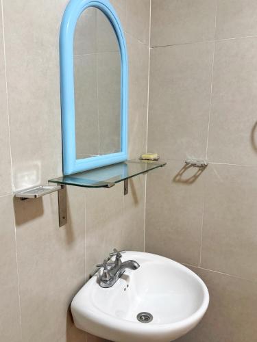 Ванна кімната, Peaceful 2BR Apartment - Walk to Mall & Transit in Марісюл