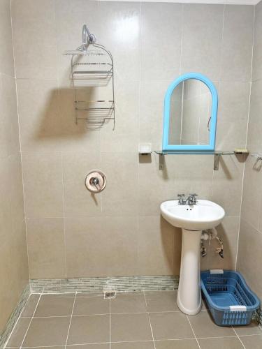 Ванна кімната, Peaceful 2BR Apartment - Walk to Mall & Transit in Марісюл