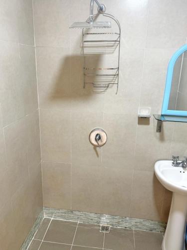 Душ, Peaceful 2BR Apartment - Walk to Mall & Transit in Марісюл