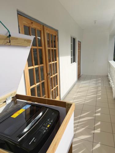 Балкон, Peaceful 2BR Apartment - Walk to Mall & Transit in Марісюл