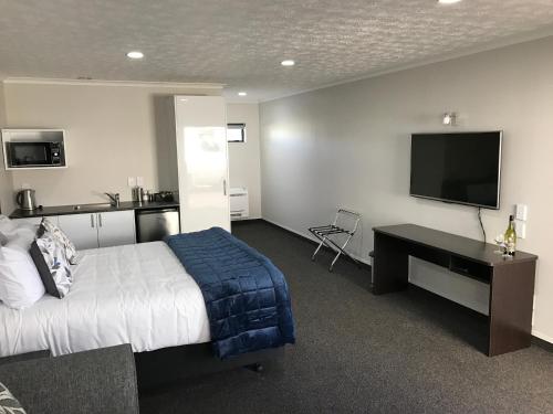 White Heron Motor Lodge White Heron Motor Lodge is a popular choice amongst travelers in Gisborne, whether exploring or just passing through. The property offers a wide range of amenities and perks to ensure you have a great