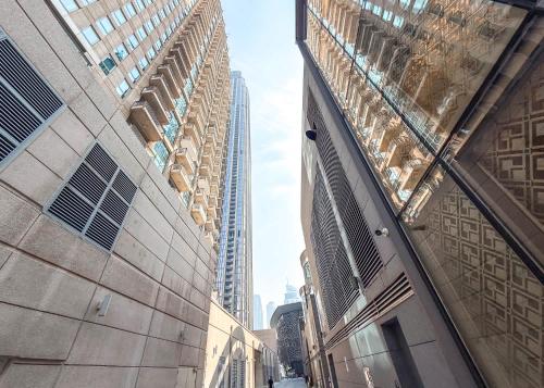 StayShort - 2 Bed in Downtown Sleeps 4 with Balcony 