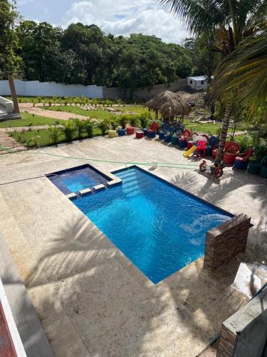 Peldbaseins, Rancho Paraíso Escondido (Rancho Paraiso Escondido) in Consuelo