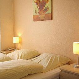 2 twin beds