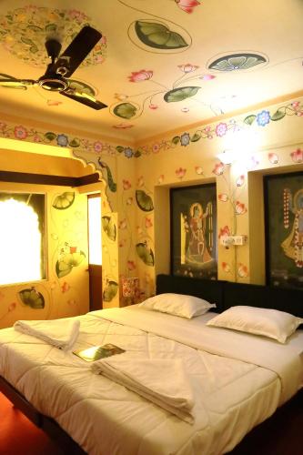 room detail thumbnail 2