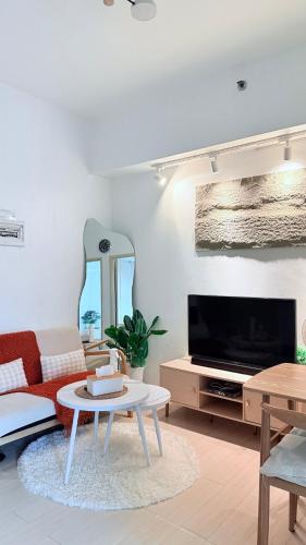 42nd Floor 2BR with Stunning Views & 7 Pools