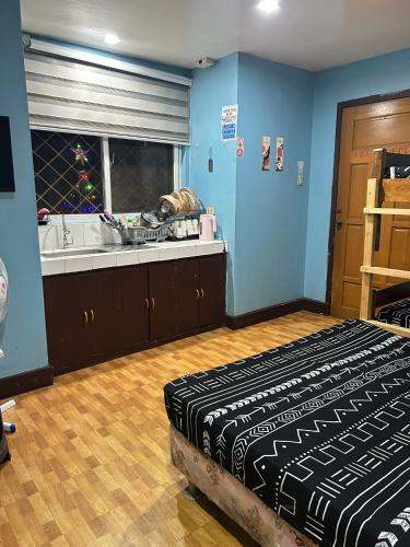 1 queen bed, 1 bunk bed