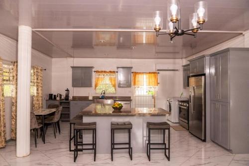 Modern Island Getaway In St Lucia, 5 min from Airport, Beach, Shopping in Вьйо-Фор