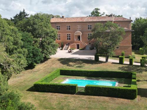 Peldbaseins, Château de Savignac-Mona (Chateau de Savignac-Mona) in Nizas