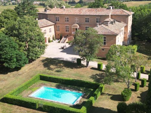 Peldbaseins, Château de Savignac-Mona (Chateau de Savignac-Mona) in Nizas