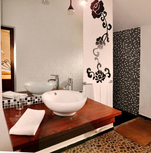 Family Room image 3