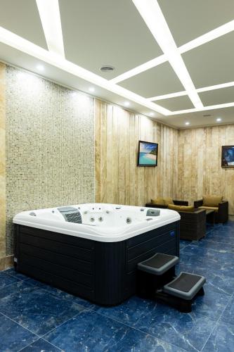 Hot tub, Multi Grand Resort in Tsaghkadzor