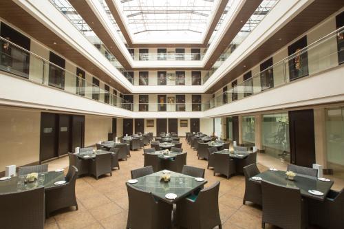 餐廳, 維薩瓦大酒店 (Hotel Grand Visava) in 羅納瓦拉鎮