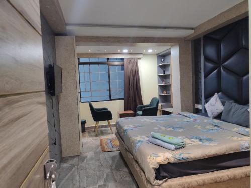 Daddy Homestay Luxury Apartment Near Mg Marg 4 bhk - image 2