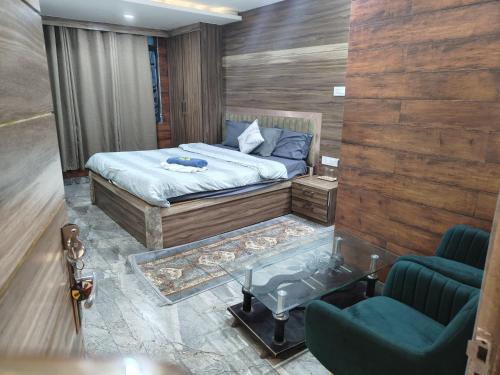 Daddy Homestay Luxury Apartment Near Mg Marg 4 bhk - image 5