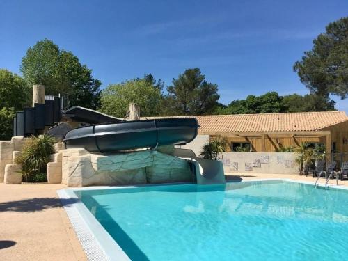 ZEcamping 4 étoiles familial piscine couverte chiens acceptés locatif TV 29m2