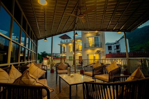 Luxury 10BHK Private Pool Villa - The Ruby Retreat by Ozy Stays in Nehar Pab
