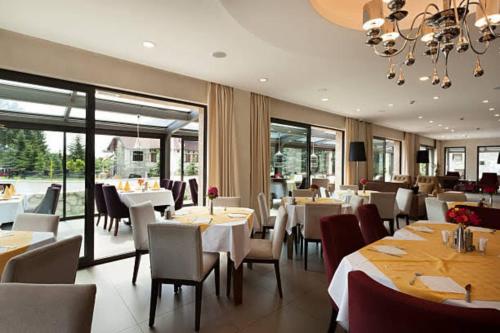 Restaurant, Hotel Airport Suites in Lucknow