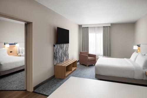 1 king bed, 2 queen beds