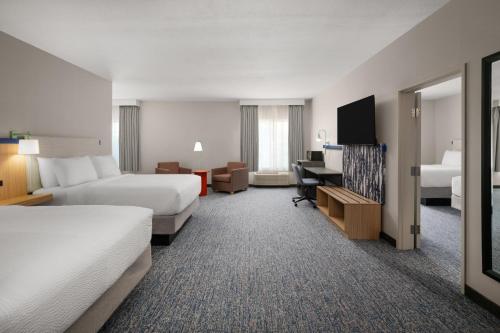 4 queen beds