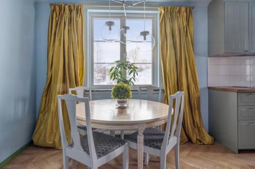 Family Guest House, 2 Bedrooms, near train station in Täby