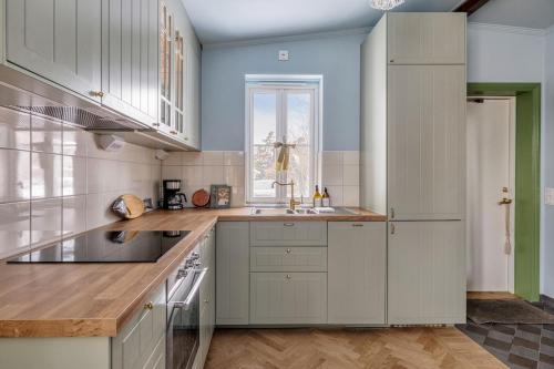 Family Guest House, 2 Bedrooms, near train station in Täby
