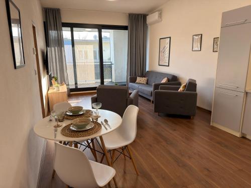 Nadštandardný apartmán v centre s parkovaním – khách sạn tại Zelince