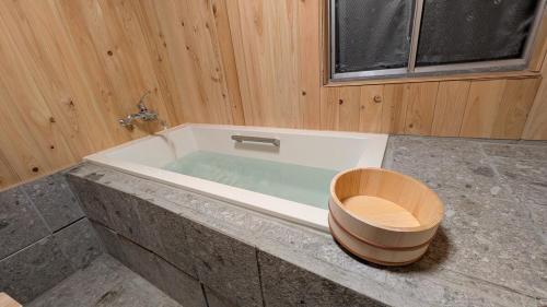 Hot tub, 100年の歴史ある古民家宿 燈Akari in Nakano