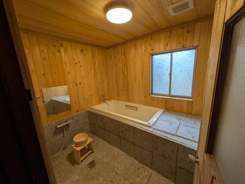 Hot tub, 100年の歴史ある古民家宿 燈Akari in Nakano