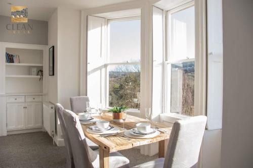 Elegant Top Floor Period Apartment with Parking – khách sạn tại Bathampton