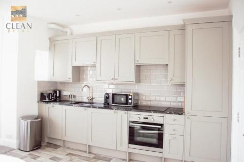 Elegant Top Floor Period Apartment with Parking in Bathampton