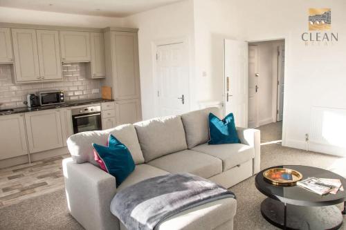 Elegant Top Floor Period Apartment with Parking in Bathampton