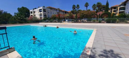 Appartement St Aygulf, plages et commerces à pied, piscine dans résidence, parking couvert gratuit