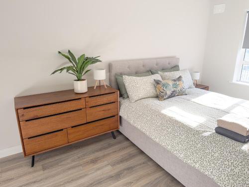 Bed, Luxury 2-Bedroom Apartment Overlooking the Beach in Bundoran