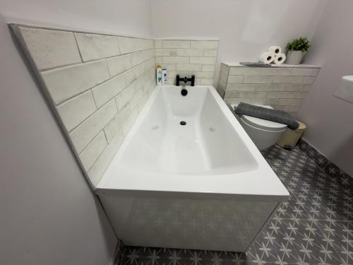 Bathroom, Luxury 2-Bedroom Apartment Overlooking the Beach in Bundoran
