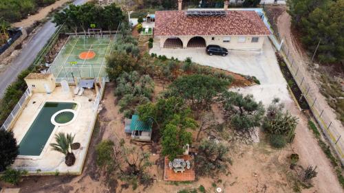 Casa accesible de campo muy grande, con piscina y pistas in Paraje La Matanza