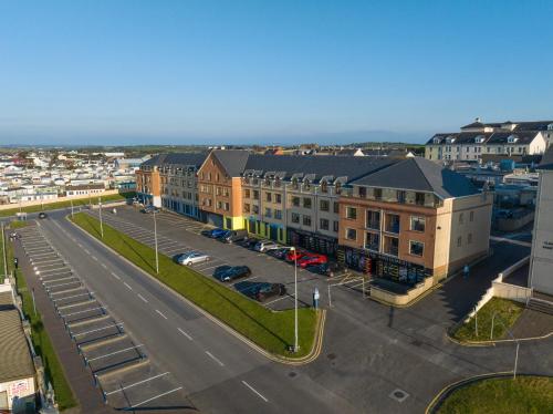 Exterior view, Luxury 2-Bedroom Apartment Overlooking the Beach in Bundoran