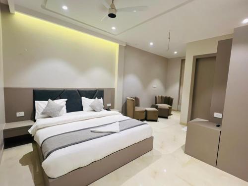 Hotel Airport Fly Inn – khách sạn tại Banthra Sikander Pur
