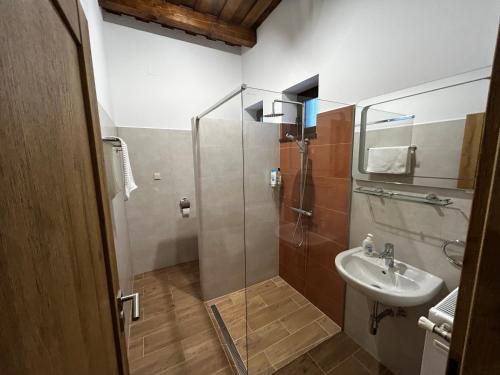 Badeværelse, Mezővégi II Vendégház (Mezovegi II Vendeghaz) in Kisar