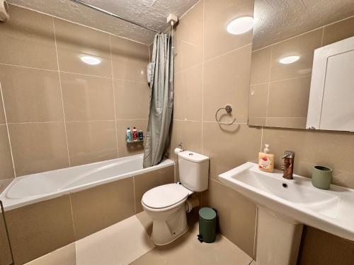 Stylish 1-Bed Riverside Views Near DLR Canary Wharf - image 6