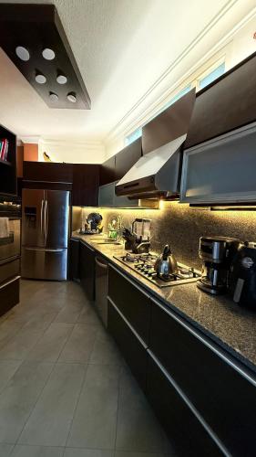 Brilliant 6-bedroom house with AC in vibrant Caracas in San Bernardino