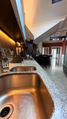 Brilliant 6-bedroom house with AC in vibrant Caracas in San Bernardino