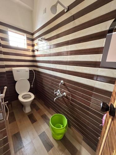 Shower, Hotel Shila Plaza in Nabadwip