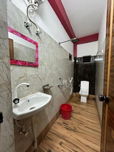 Shower, Hotel Shila Plaza in Nabadwip