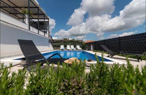 3 bedrooms, 4 beds