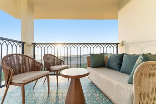 ระเบียง/ชานเรือน, Amaari Beach Resort in กันยากุมารี